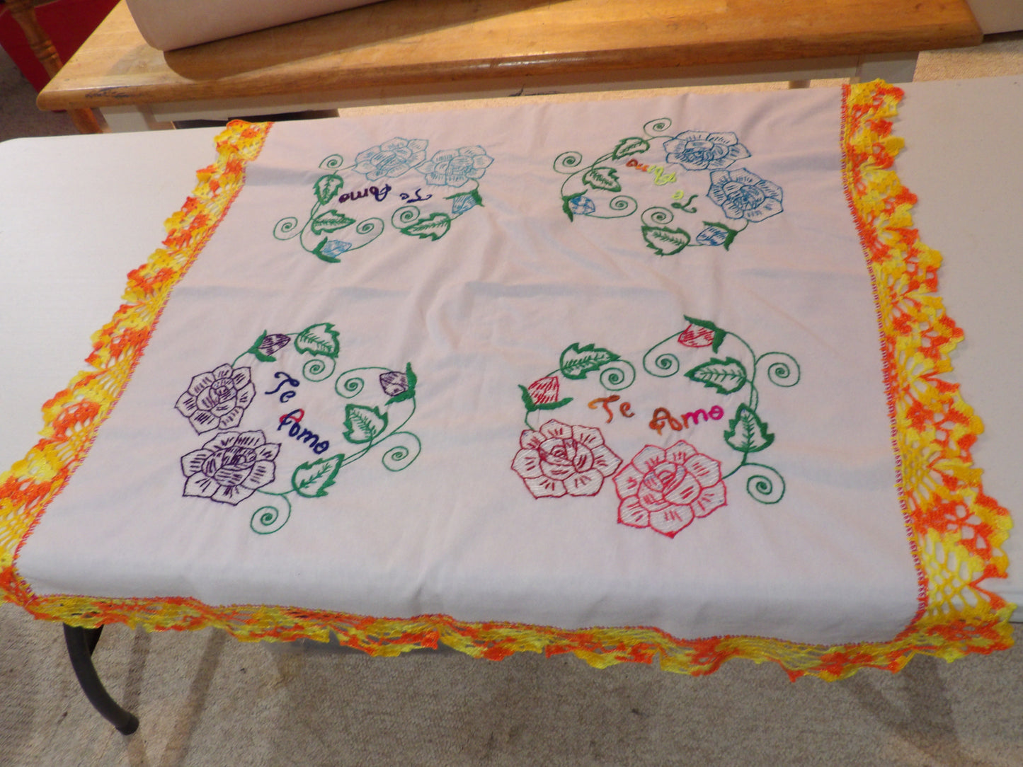 Mantel bordado ( Chico ) Table Cloth ( small-Hand Embroidered )