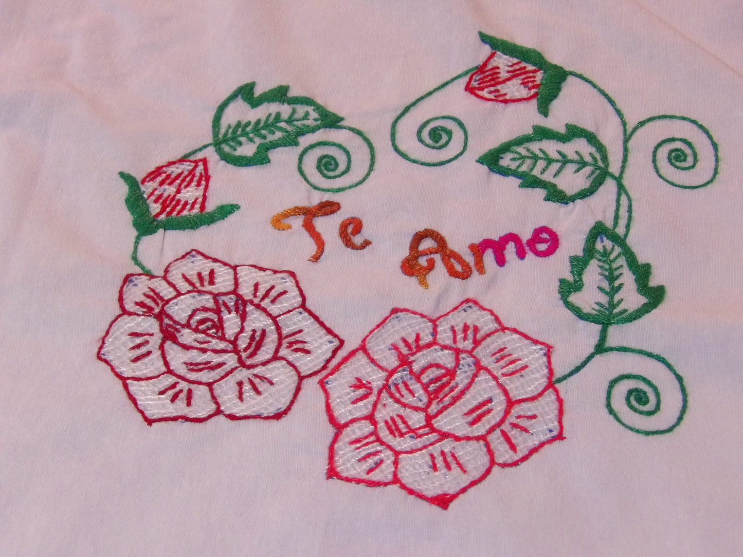 Mantel bordado ( Chico ) Table Cloth ( small-Hand Embroidered )