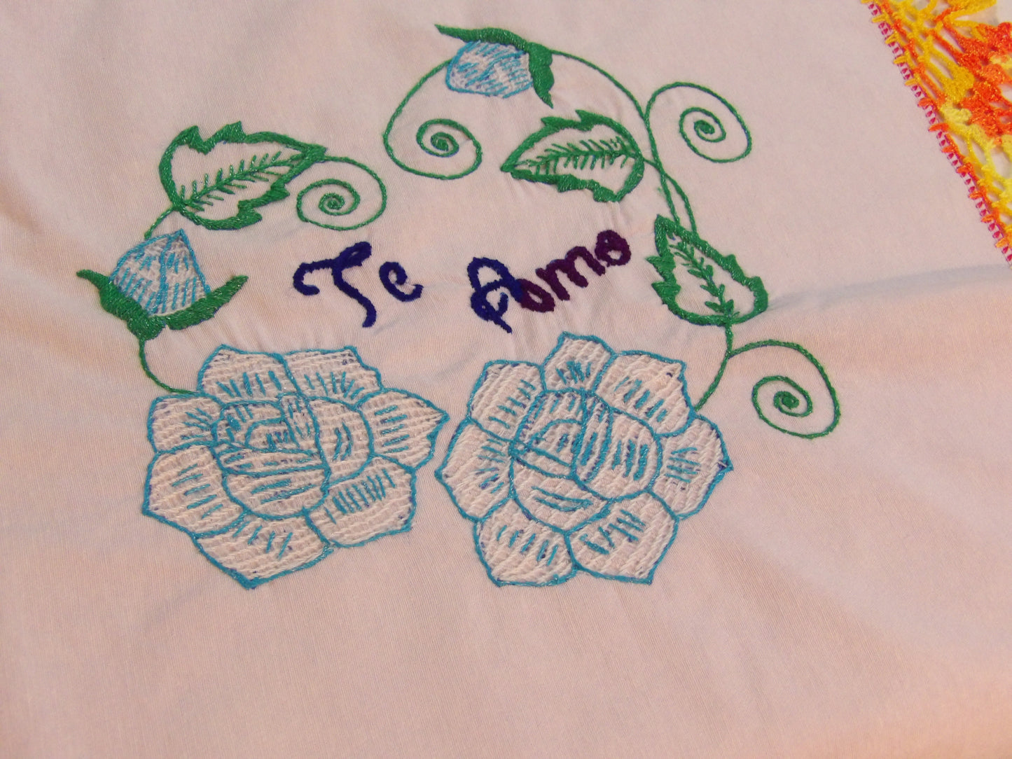 Mantel bordado ( Chico ) Table Cloth ( small-Hand Embroidered )