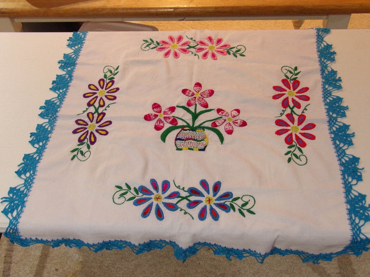 Mantel Bordado ( chico ) Table Cloth ( small - hand embroidered )