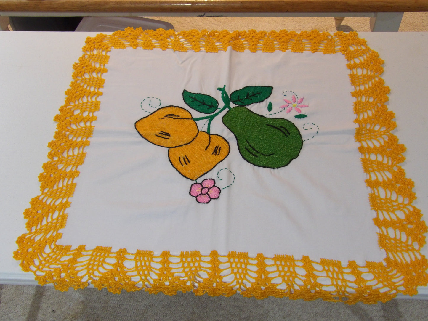 Mantel bordado ( Pequeño ) Small table cloth ( Hand embroidered )