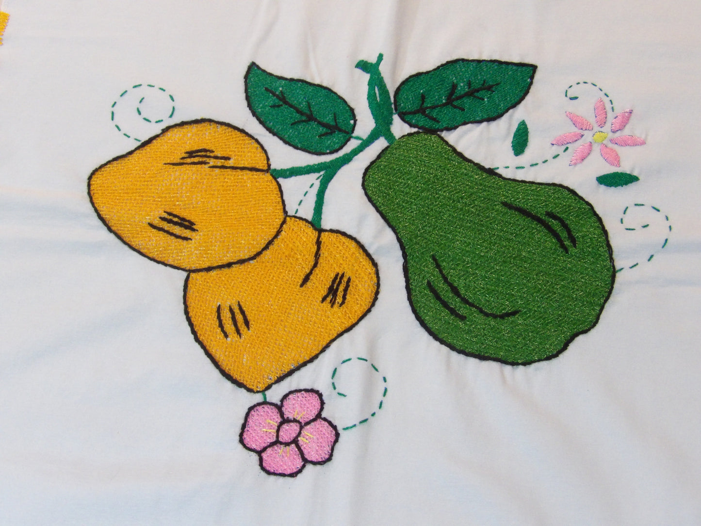 Mantel bordado ( Pequeño ) Small table cloth ( Hand embroidered )