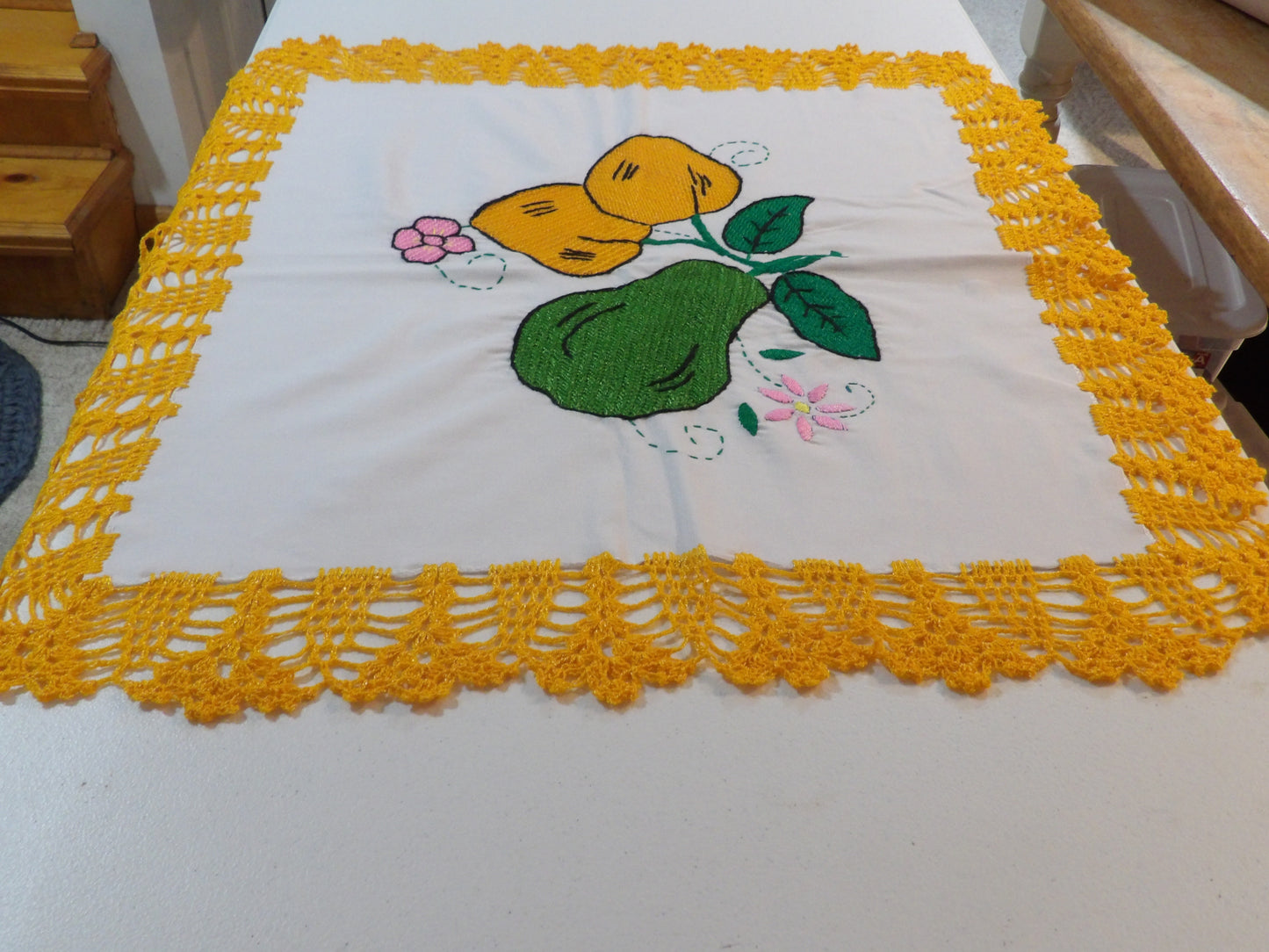 Mantel bordado ( Pequeño ) Small table cloth ( Hand embroidered )