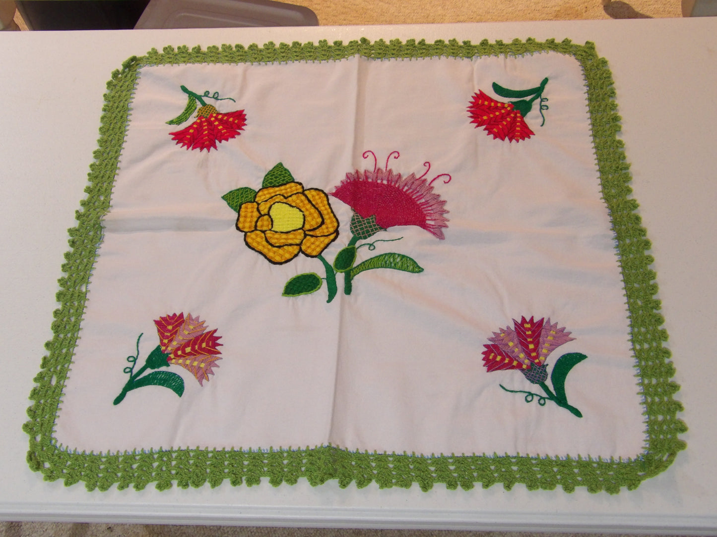 Mantel Bordado ( Pequeño ) Small Table Cloth ( Hand Embroidered )