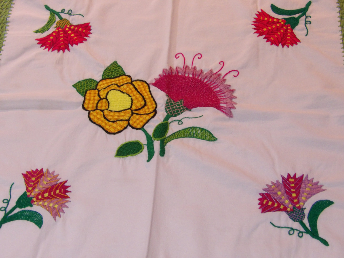 Mantel Bordado ( Pequeño ) Small Table Cloth ( Hand Embroidered )