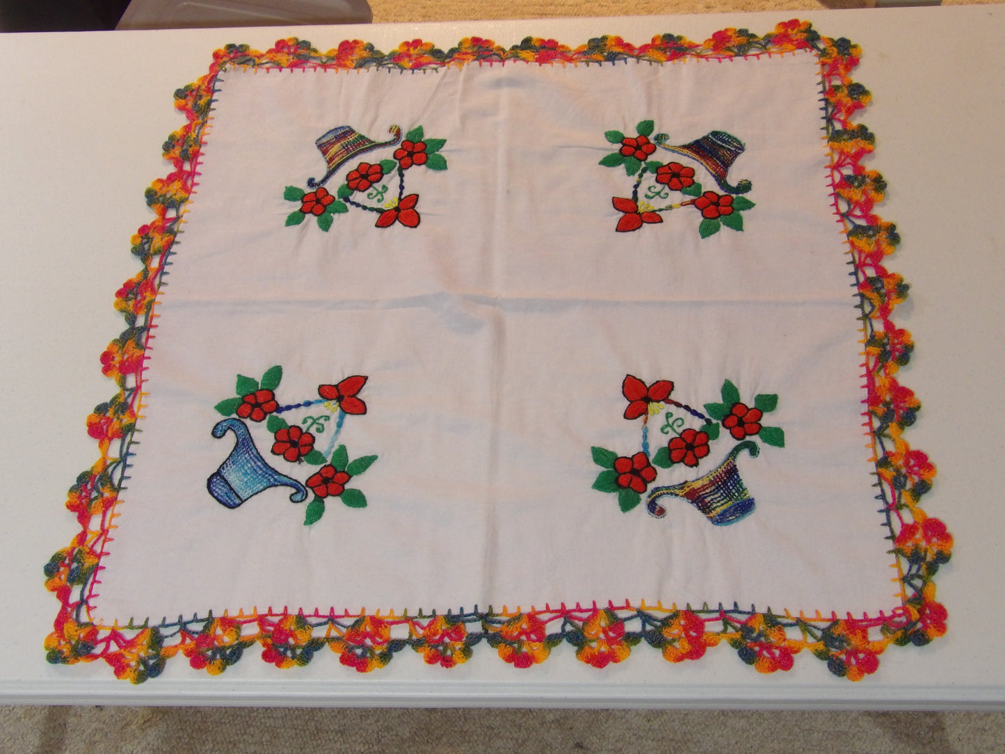 Mantelito Bordado ( Pequeño ) Small Table Cloth ( Hand Embroidered )