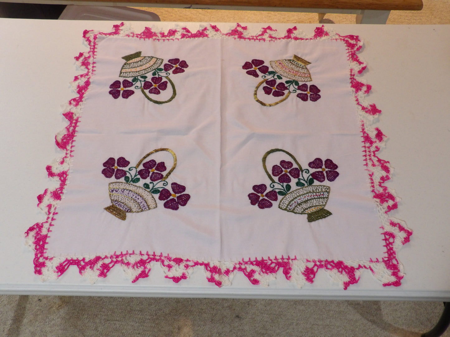 Mantelito Bordado ( Pequeño ) Small Table Cloth ( Hand Embroidered )