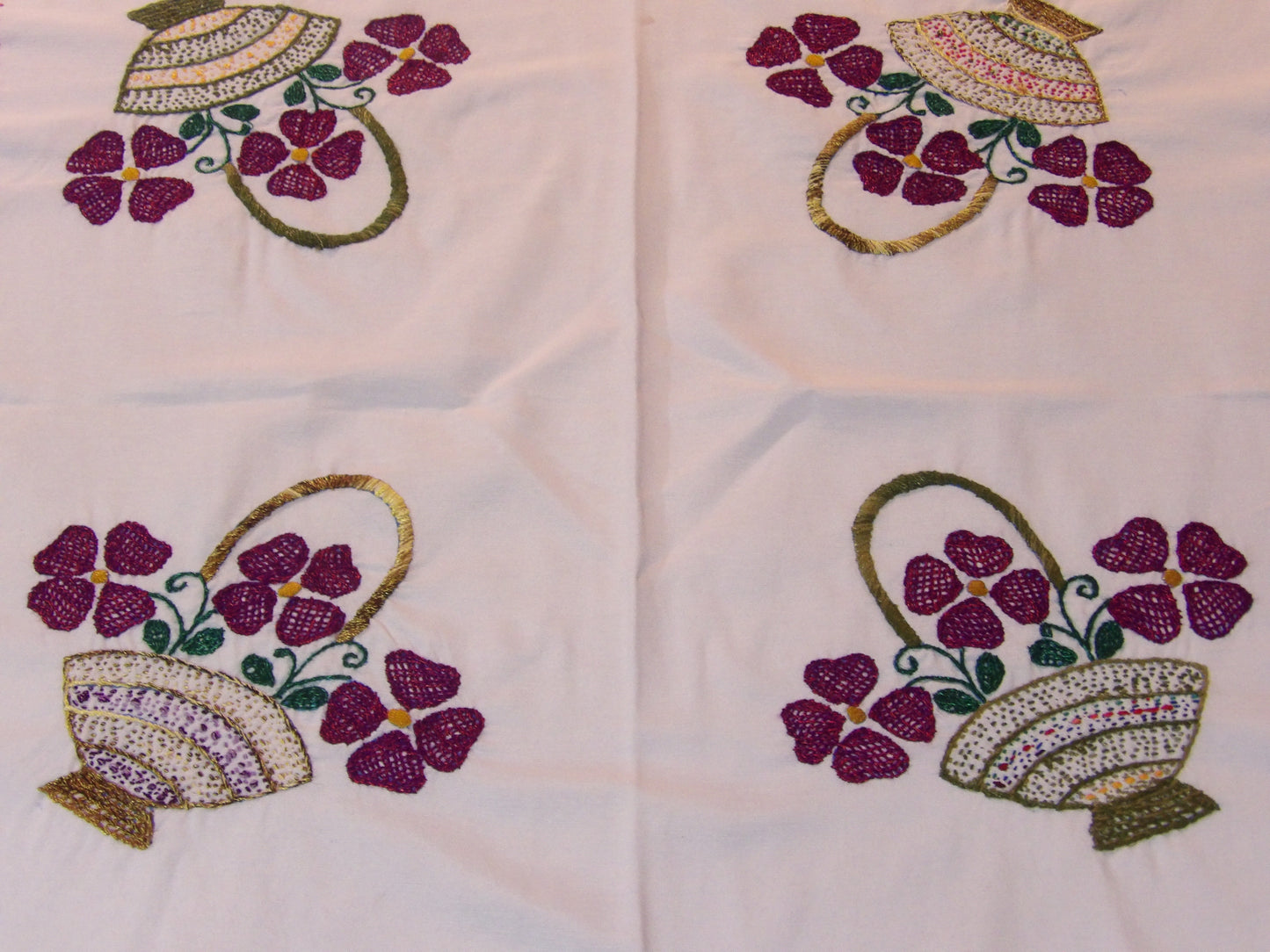 Mantelito Bordado ( Pequeño ) Small Table Cloth ( Hand Embroidered )