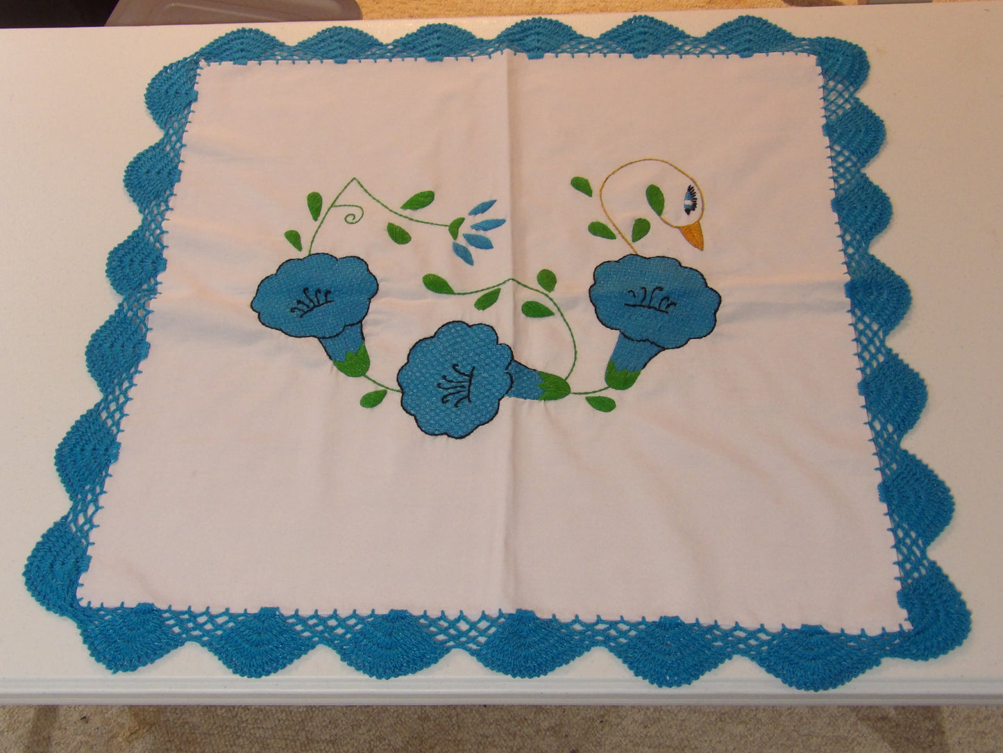 Mantelito Bordado ( Pequeño ) Small Table Cloth ( Hand Embroidered )