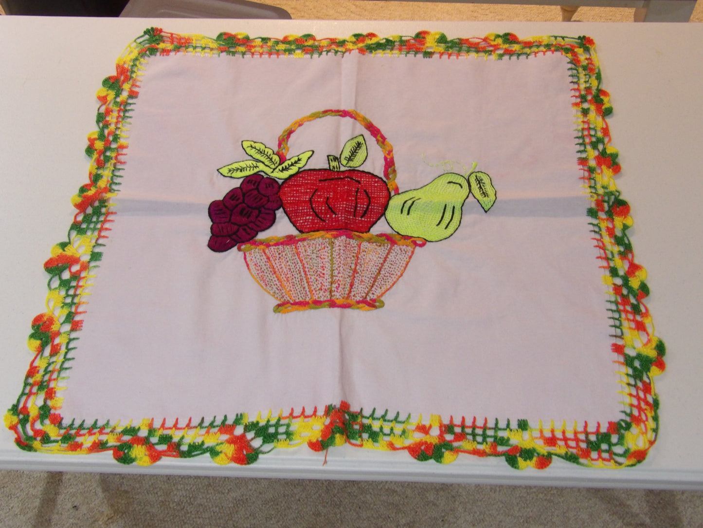 Mantelito Bordado ( Pequeño ) Small Table Cloth ( Hand Embroidered )