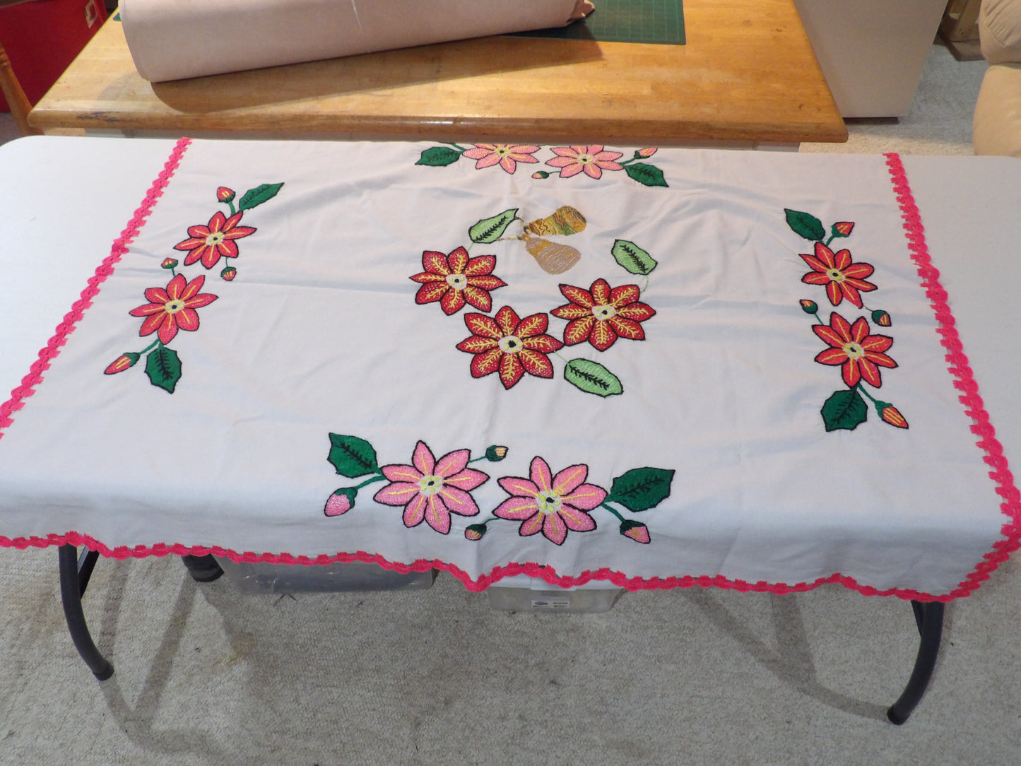 Mantel Bordado a Mano ( Mediano ) Table Cloth ( Medium- Hand Embroidered )