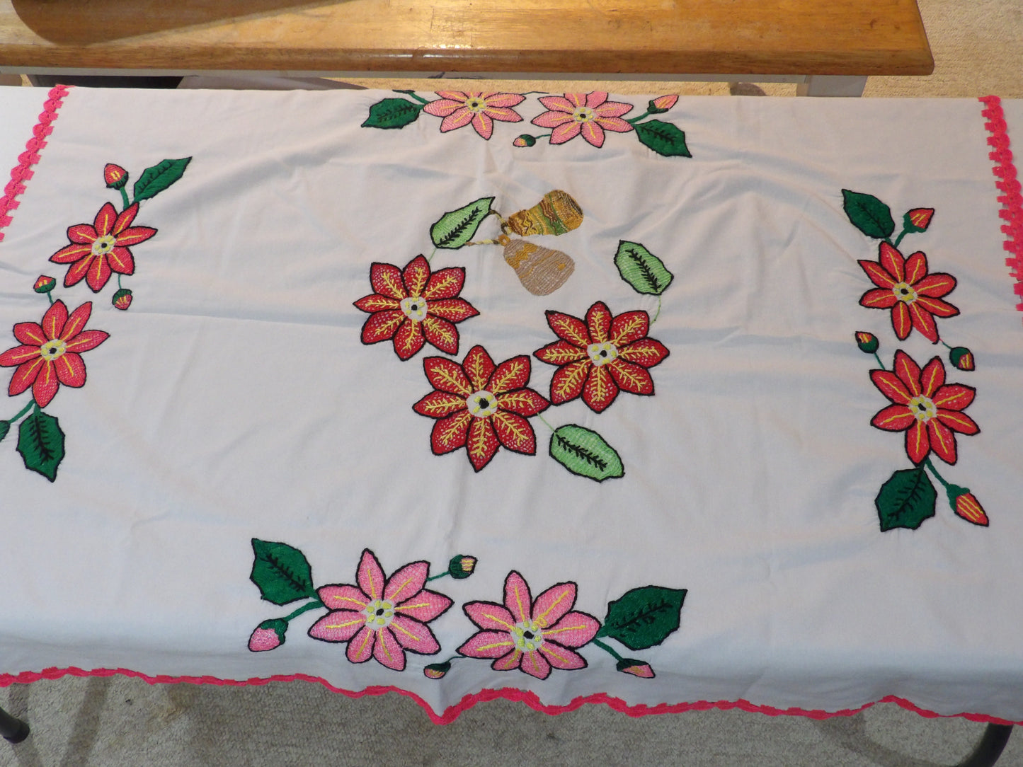 Mantel Bordado a Mano ( Mediano ) Table Cloth ( Medium- Hand Embroidered )