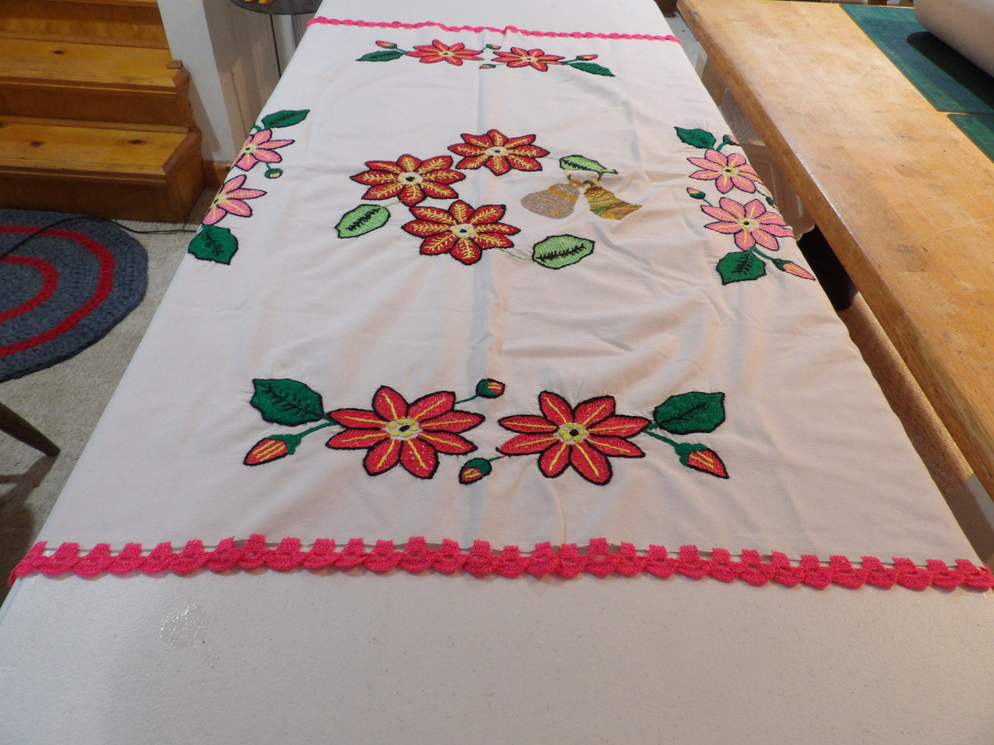 Mantel Bordado a Mano ( Mediano ) Table Cloth ( Medium- Hand Embroidered )