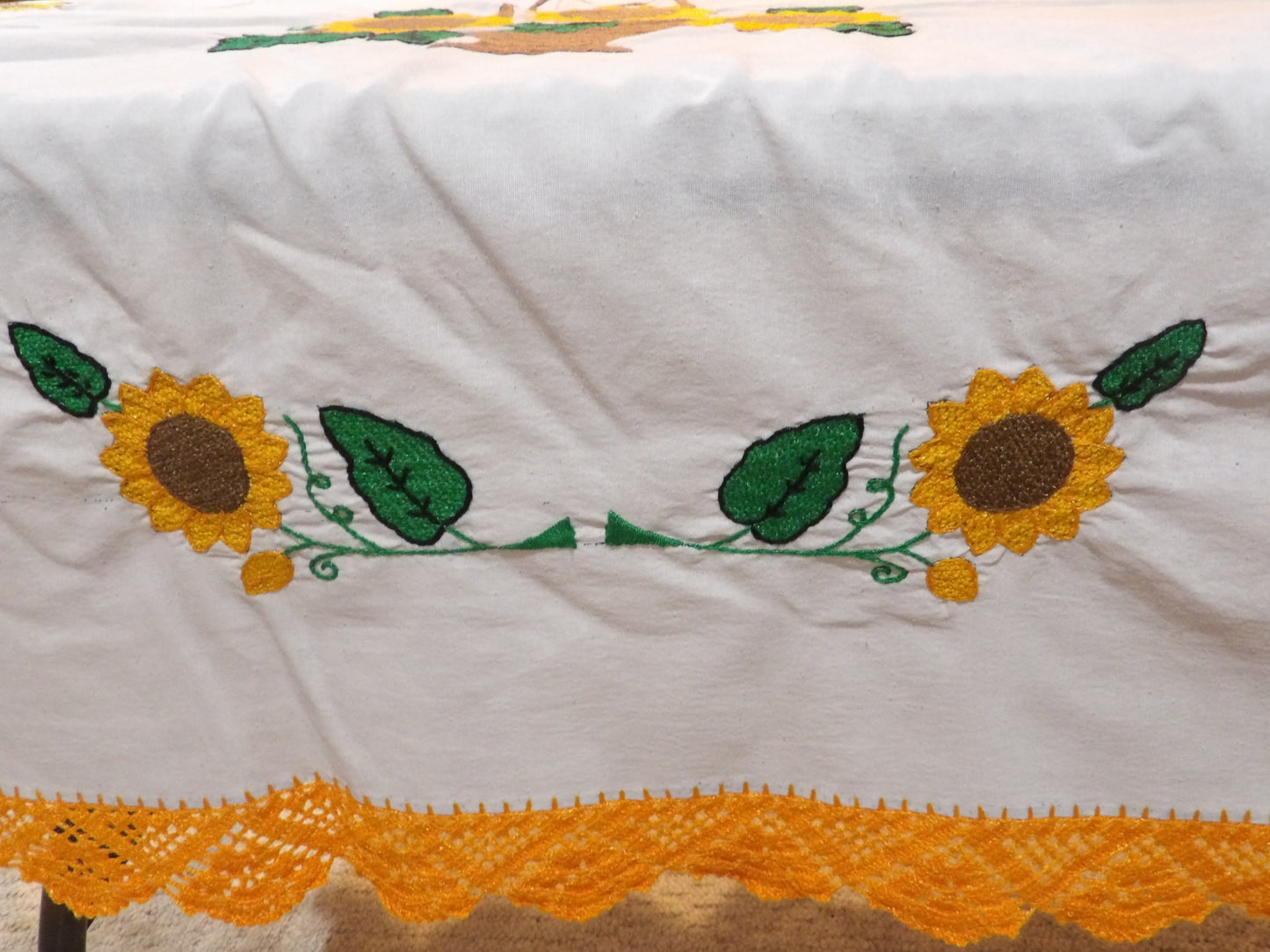 Mantel Bordado a Mano ( Grande ) Large Table Cloth ( Hand Embroidered )