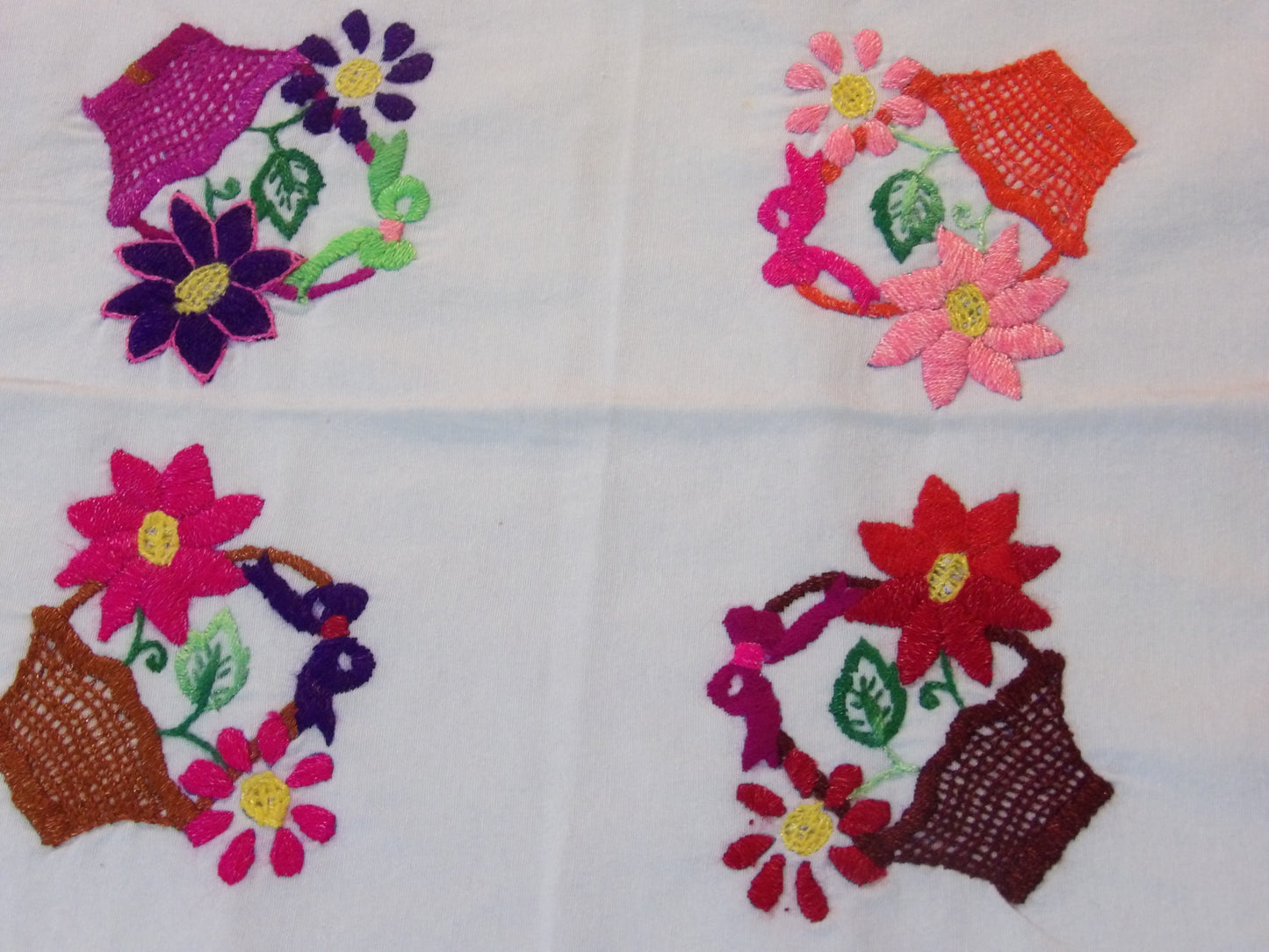 Servilletas Bordadas / Hand Embroidered Linen Cloths