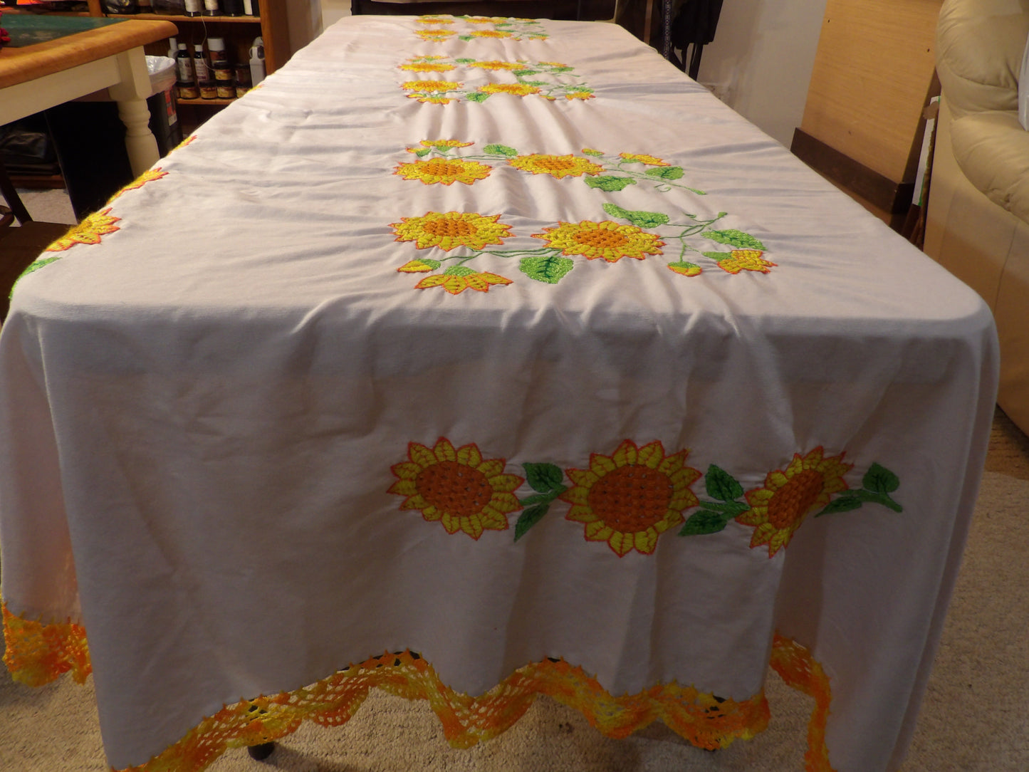 Large handmade table cloth with sunflowers (Mantel Mexicano bordado a mano girasoles)