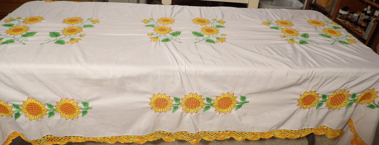 Large handmade table cloth with sunflowers (Mantel Mexicano bordado a mano girasoles)