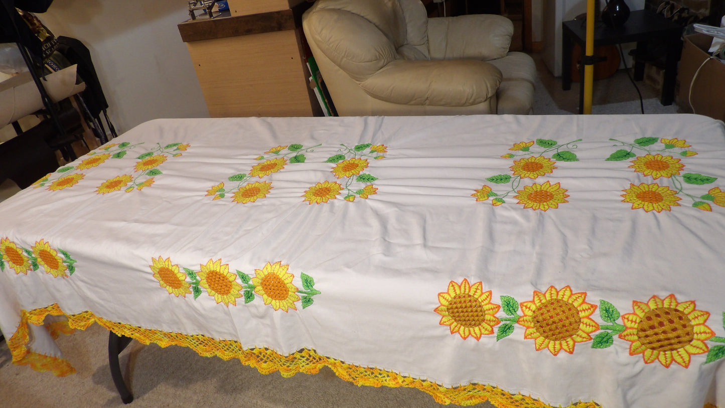Large handmade table cloth with sunflowers (Mantel Mexicano bordado a mano girasoles)