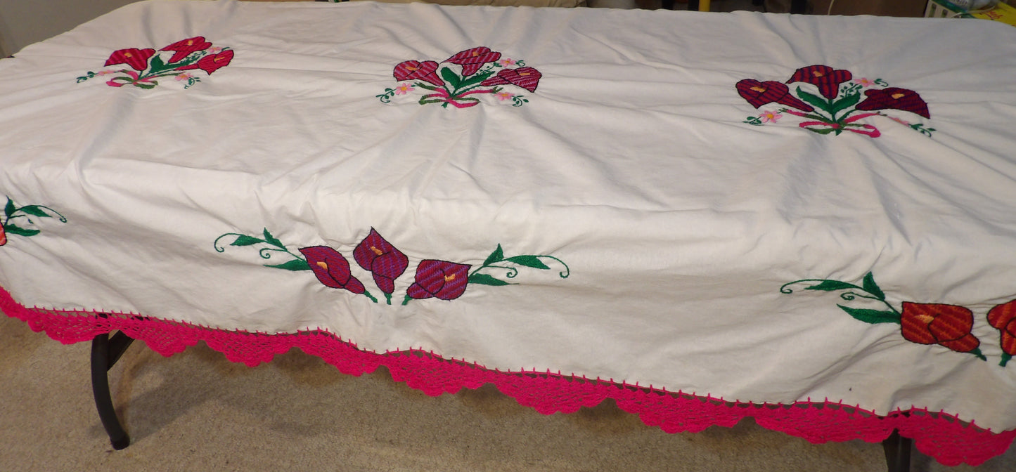Table cloth hand embroidered Pink flower (mantel bordado a mano con Flores rosas)