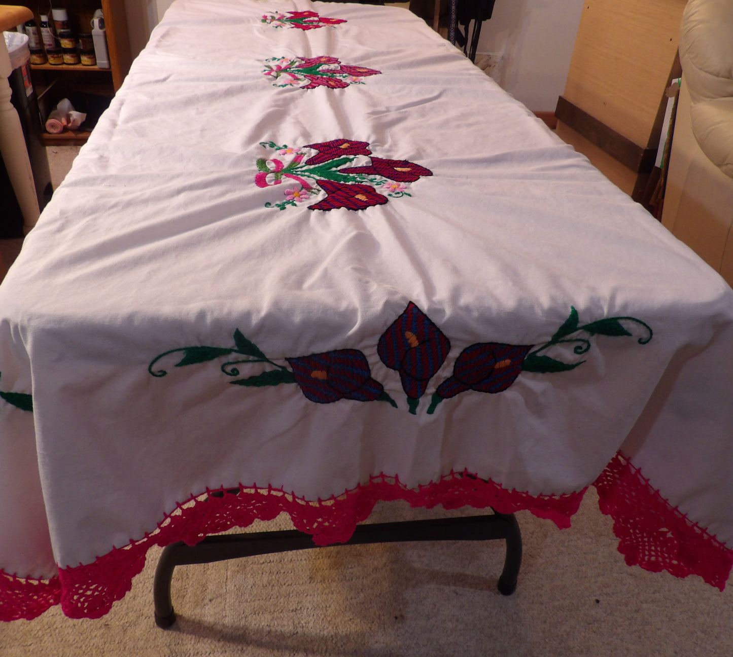 Table cloth hand embroidered Pink flower (mantel bordado a mano con Flores rosas)