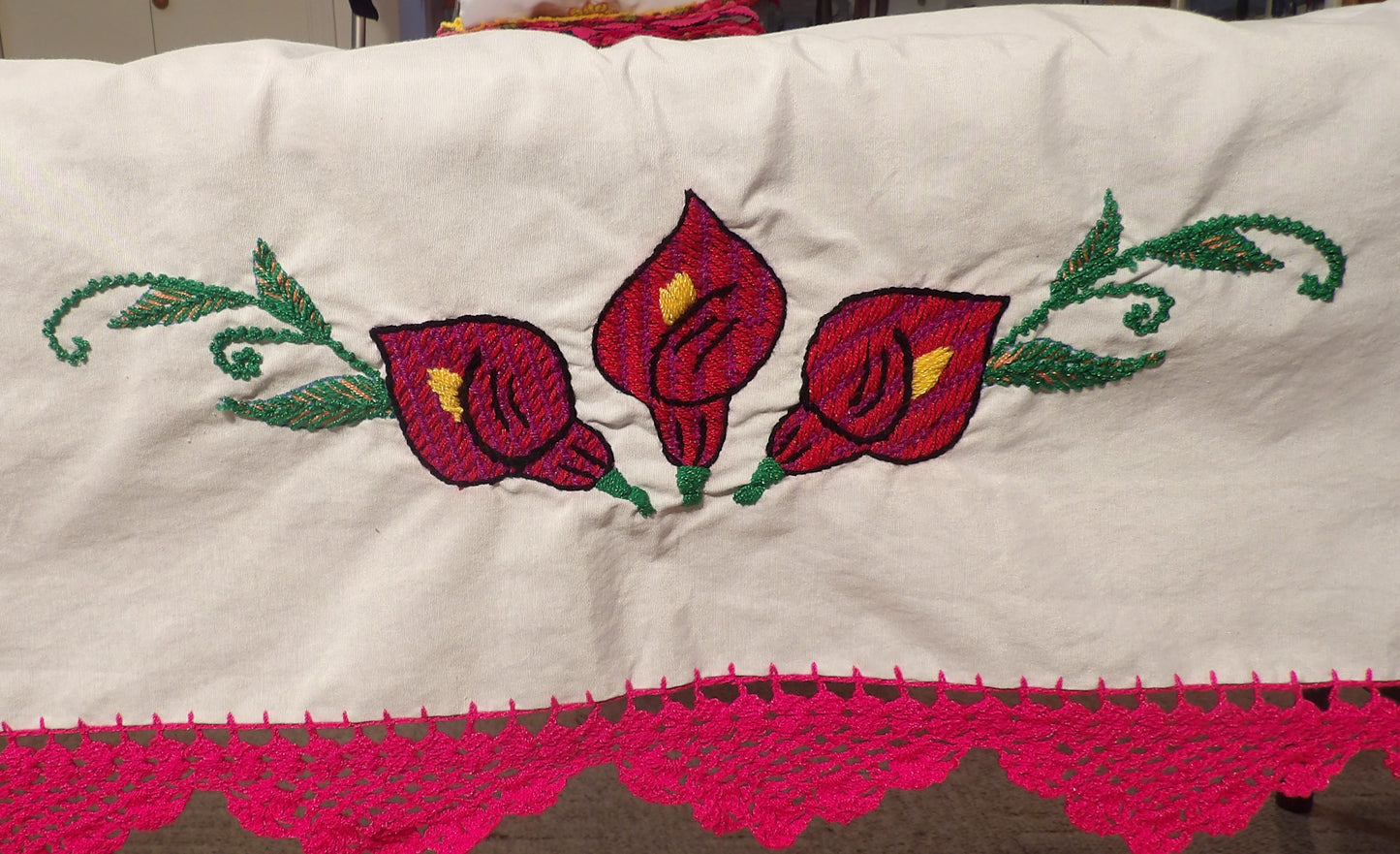 Table cloth hand embroidered Pink flower (mantel bordado a mano con Flores rosas)