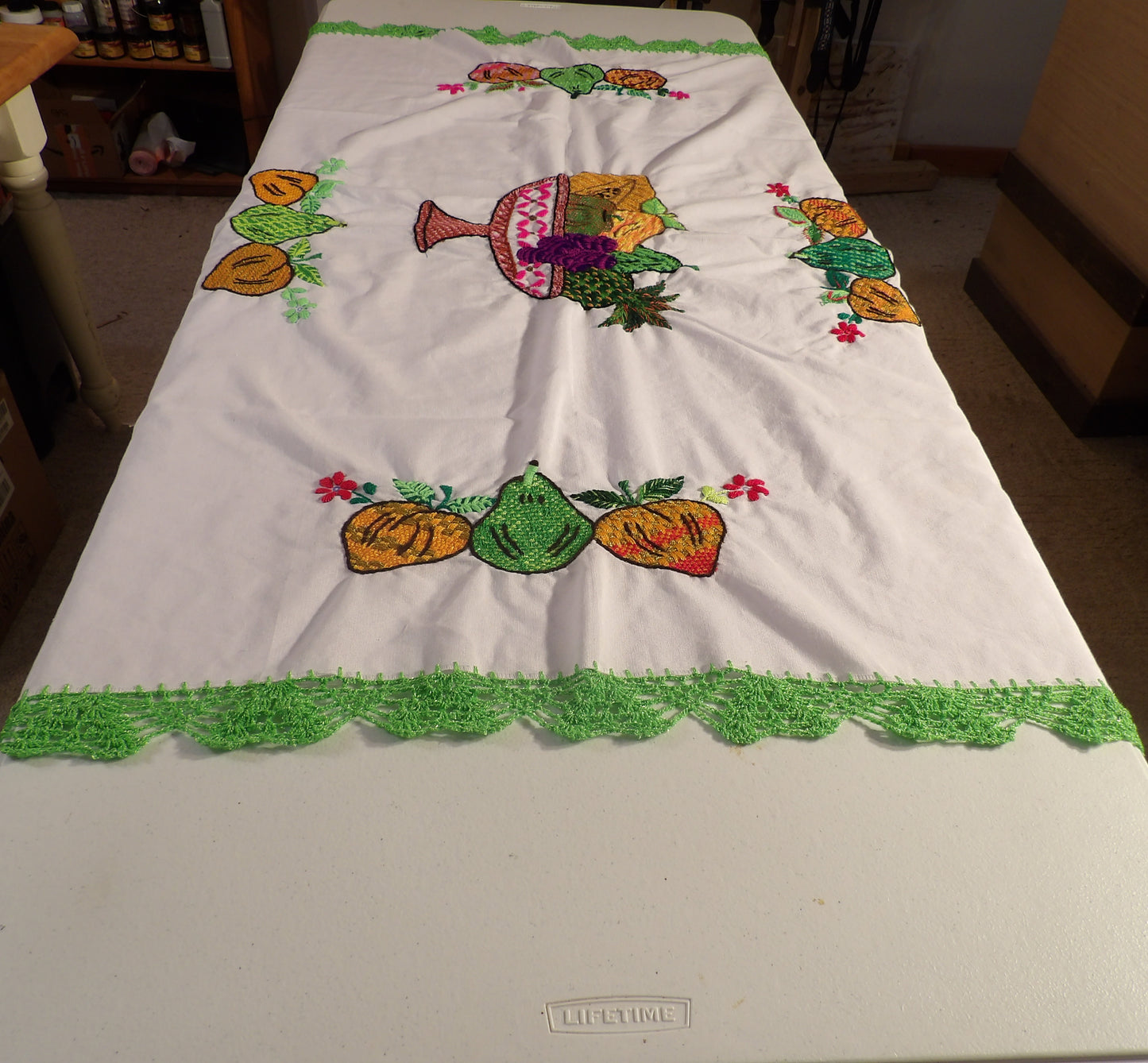 Small table cloth hand embroidered with fruit basket (mantel bordado a mano canasto de fruitas))
