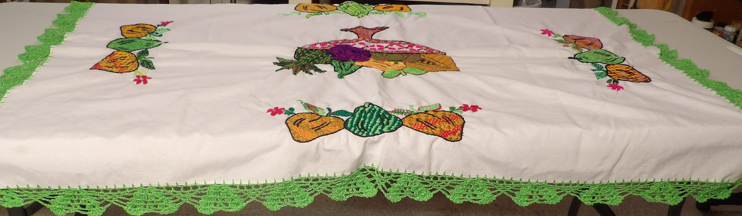 Small table cloth hand embroidered with fruit basket (mantel bordado a mano canasto de fruitas))