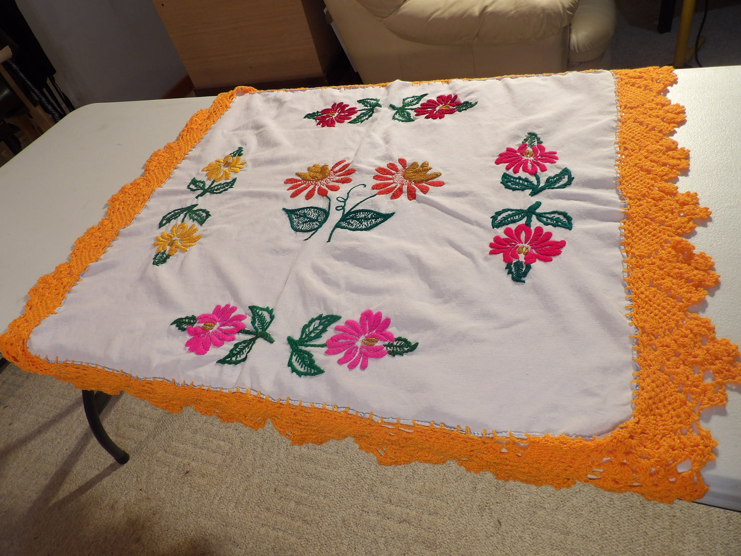 Small coffee table cloth hand embroidered floral (Mantelitos bordados a mano)