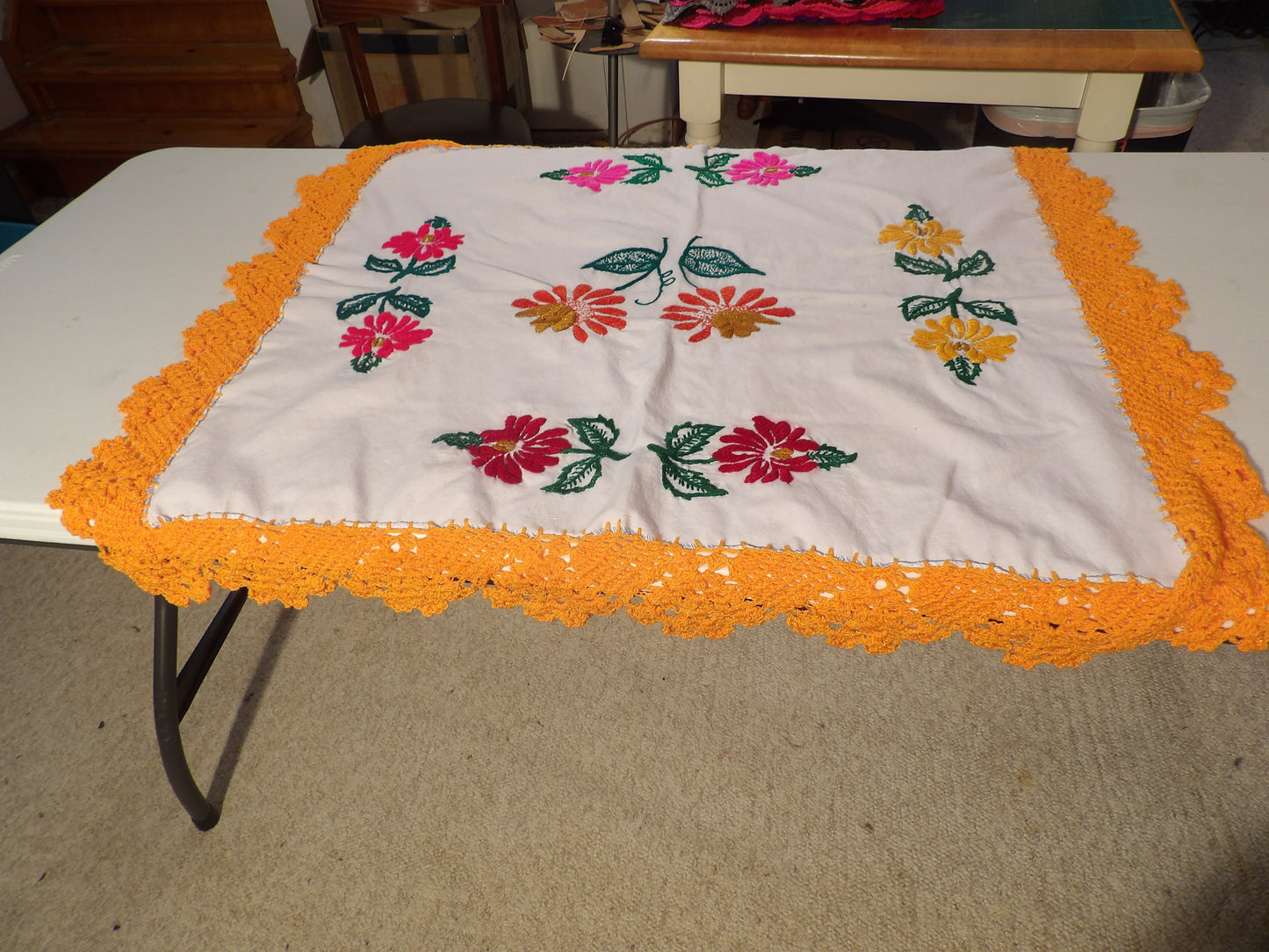 Small coffee table cloth hand embroidered floral (Mantelitos bordados a mano)