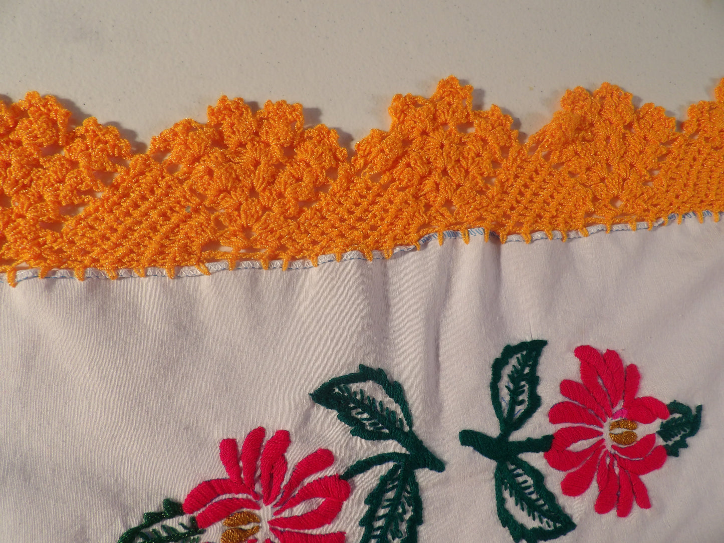 Small coffee table cloth hand embroidered floral (Mantelitos bordados a mano)