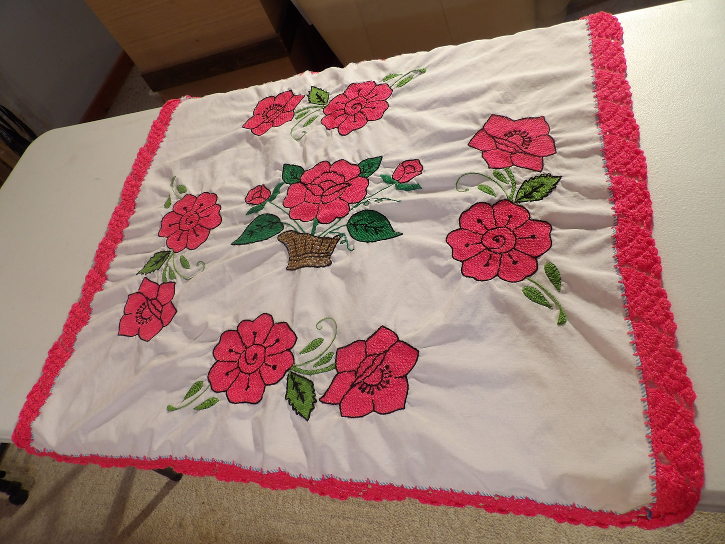 Small coffee table cloth hand embroidered floral (Mantelitos bordados a mano)