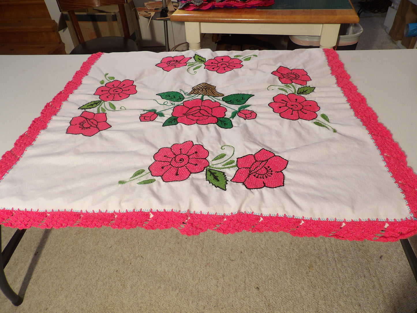Small coffee table cloth hand embroidered floral (Mantelitos bordados a mano)