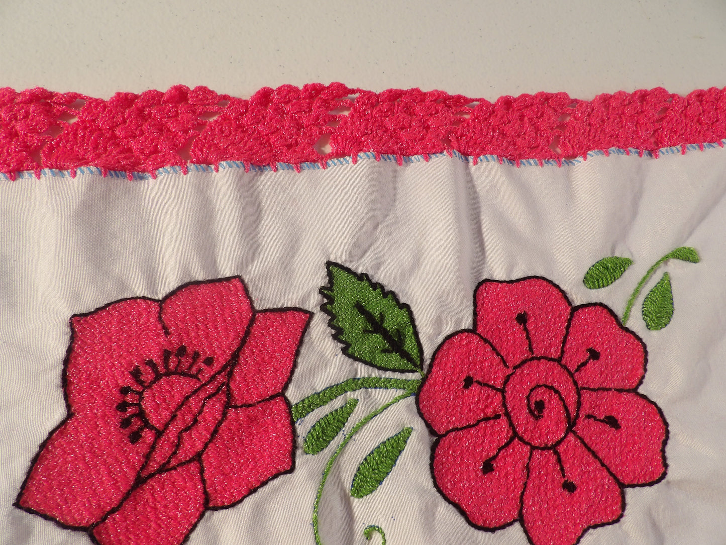 Small coffee table cloth hand embroidered floral (Mantelitos bordados a mano)