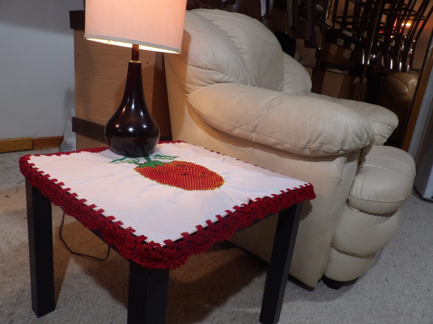 Small coffee table cloth hand embroidered, Lamp table cloth (Mantelitos bordados a mano)