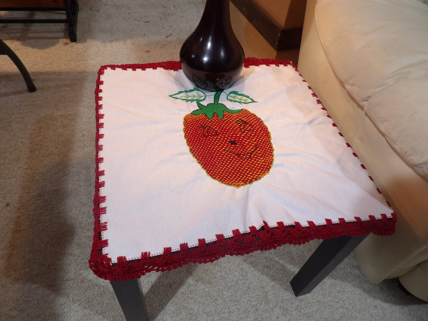 Small coffee table cloth hand embroidered, Lamp table cloth (Mantelitos bordados a mano)