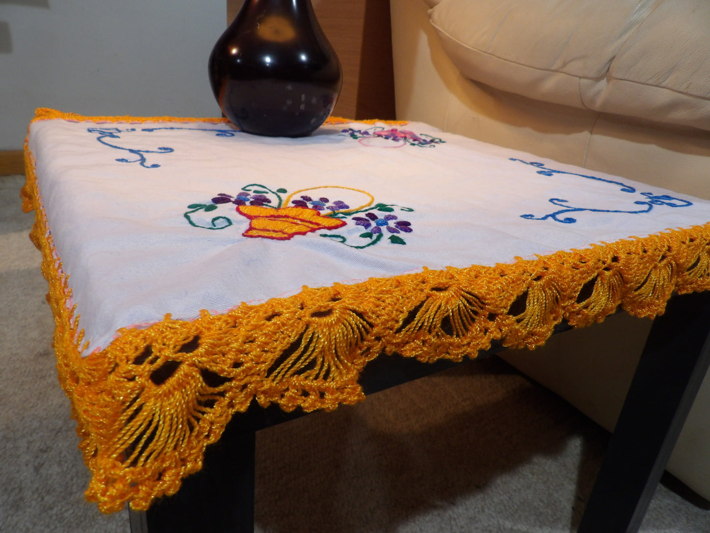 Small coffee table cloth hand embroidered, Lamp table cloth (Mantelitos bordados a mano)