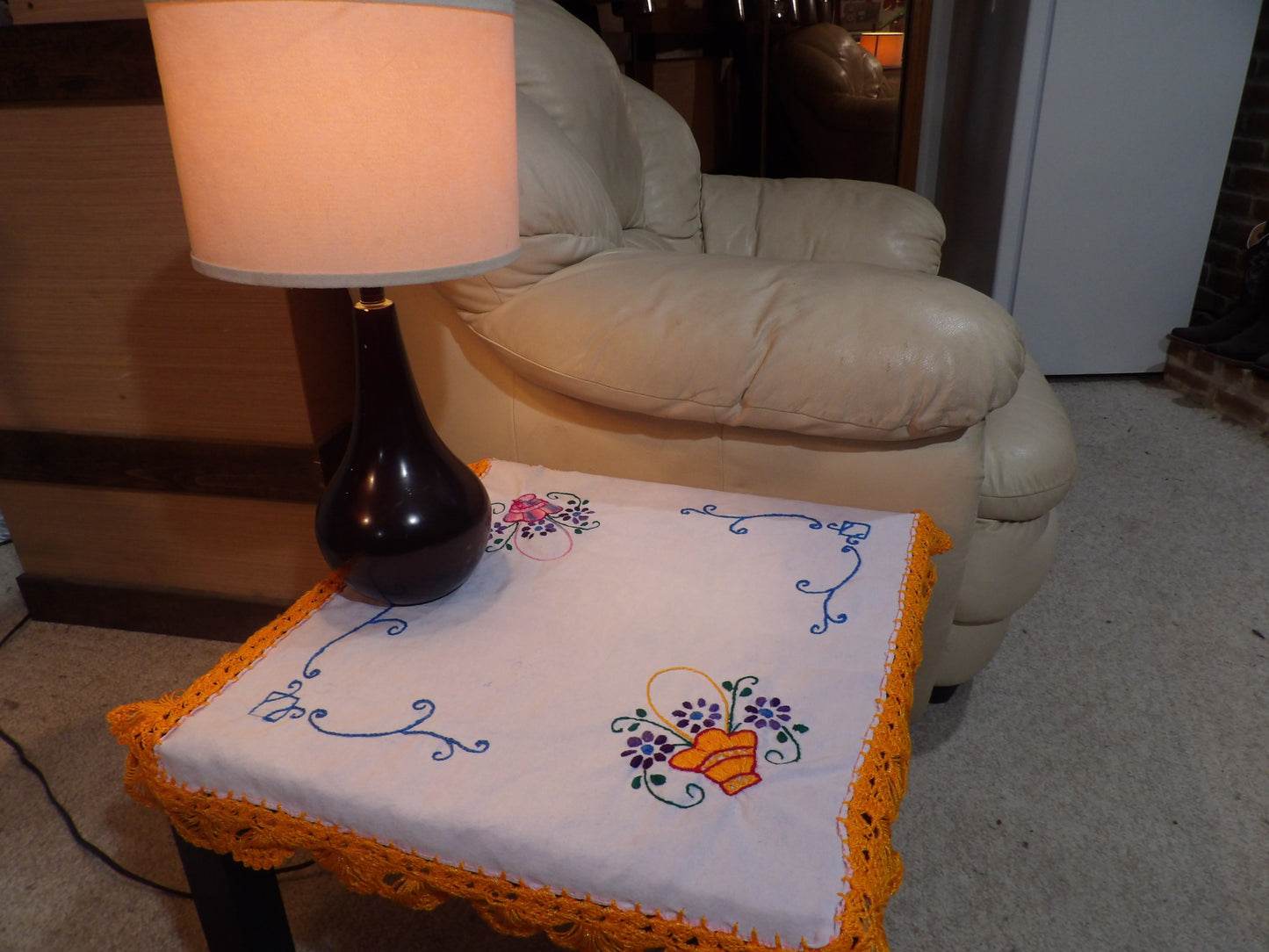 Small coffee table cloth hand embroidered, Lamp table cloth (Mantelitos bordados a mano)