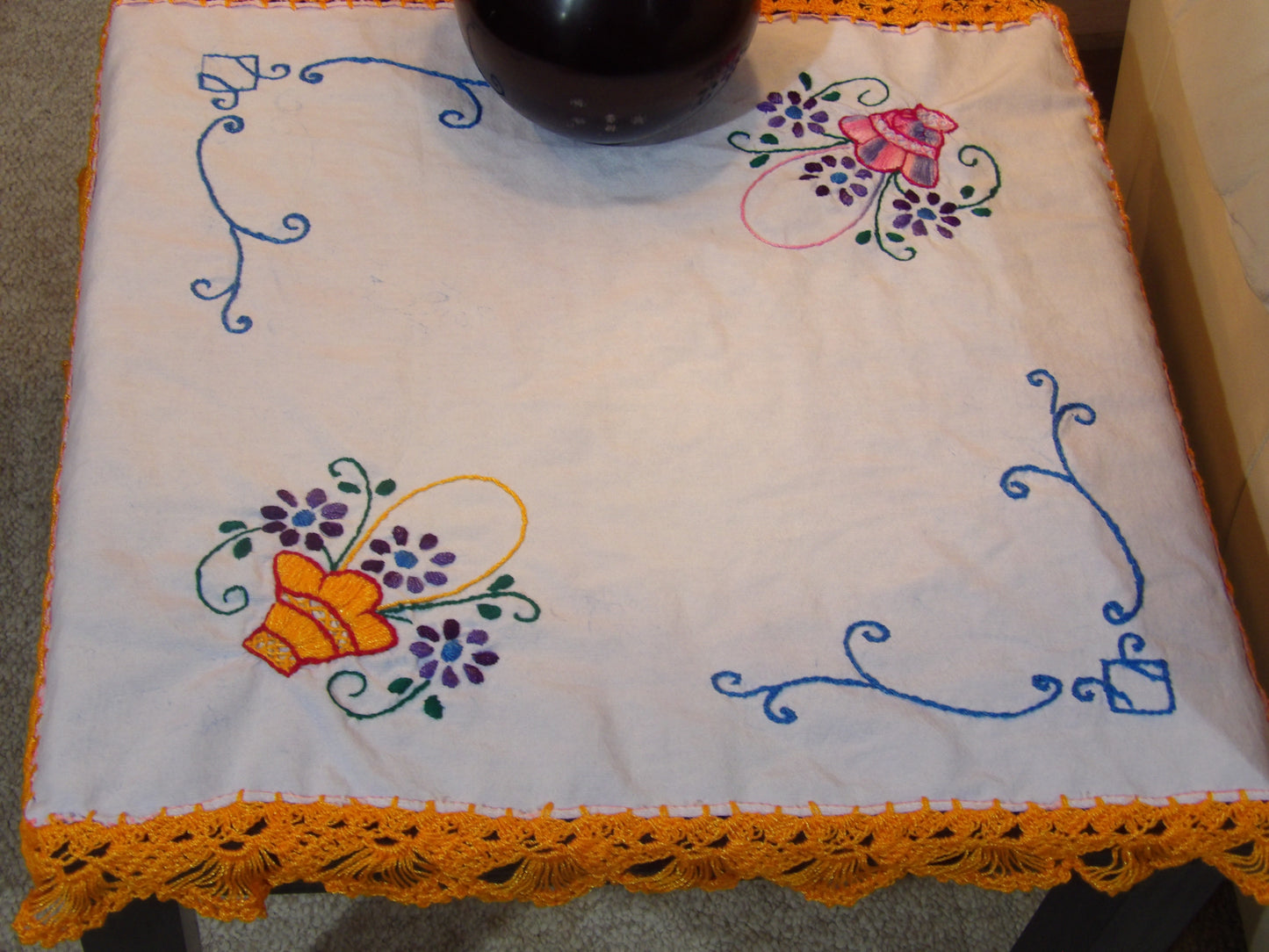 Small coffee table cloth hand embroidered, Lamp table cloth (Mantelitos bordados a mano)