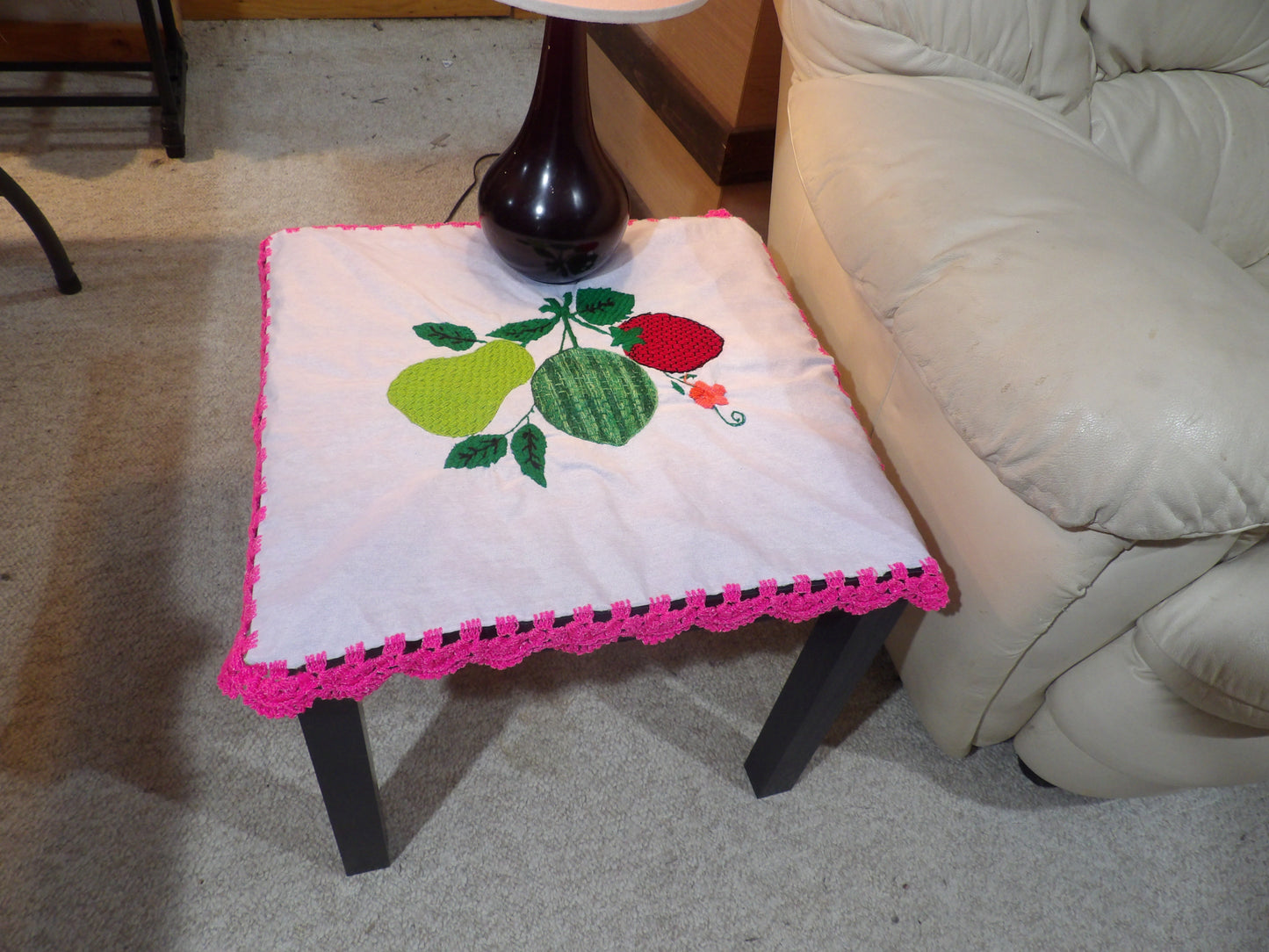 Small coffee table cloth hand embroidered, Lamp table cloth (Mantelitos bordados a mano)