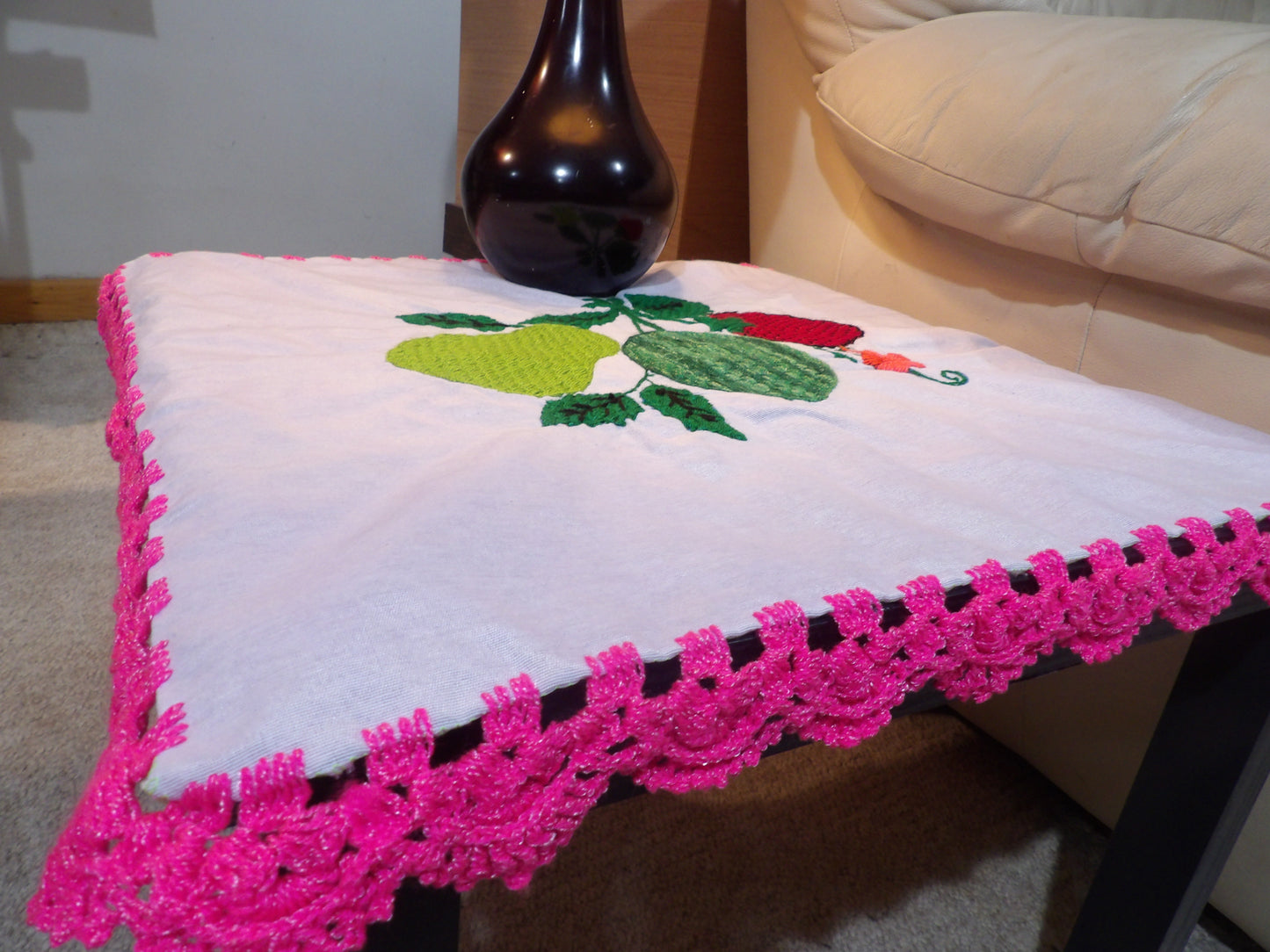 Small coffee table cloth hand embroidered, Lamp table cloth (Mantelitos bordados a mano)