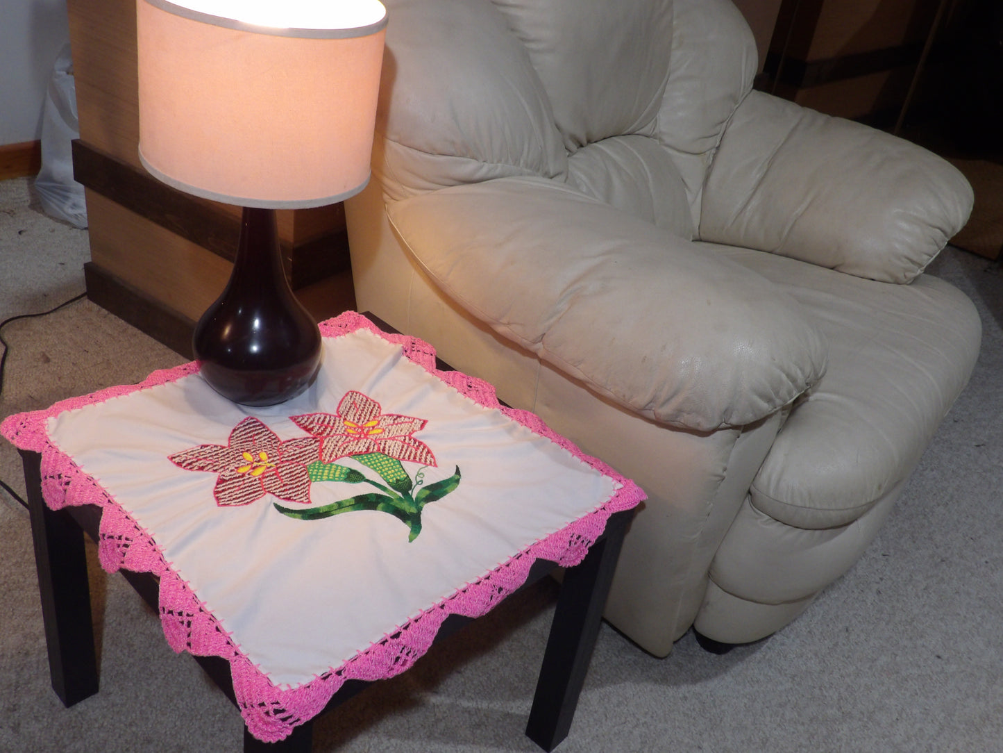 Small coffee table cloth hand embroidered, Lamp table cloth (Mantelitos bordados a mano)