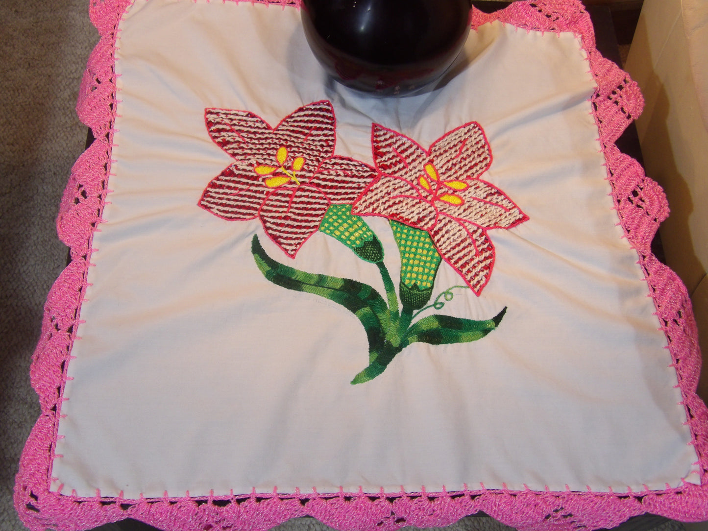 Small coffee table cloth hand embroidered, Lamp table cloth (Mantelitos bordados a mano)
