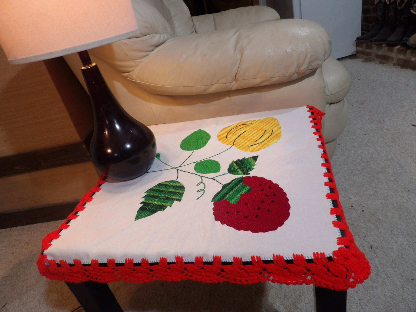 Small coffee table cloth hand embroidered, Lamp table cloth (Mantelitos bordados a mano)