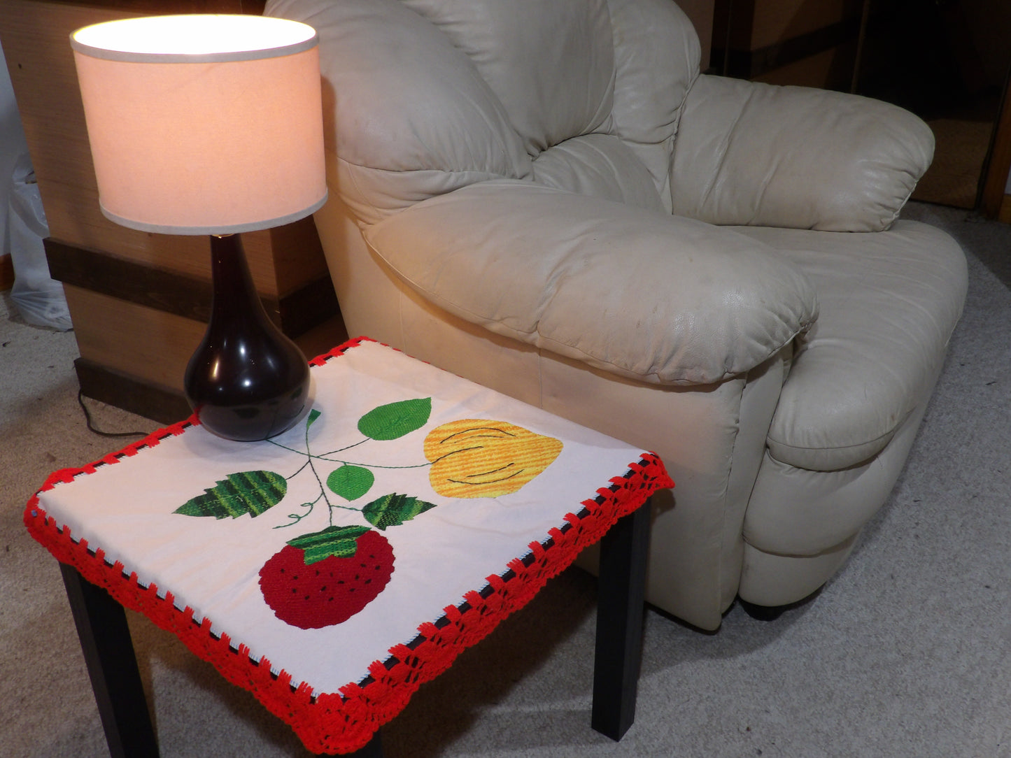 Small coffee table cloth hand embroidered, Lamp table cloth (Mantelitos bordados a mano)