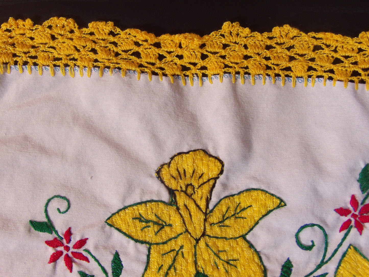 Small mexican hand embroidered linen cloths (Servilletas bordadas a mano)