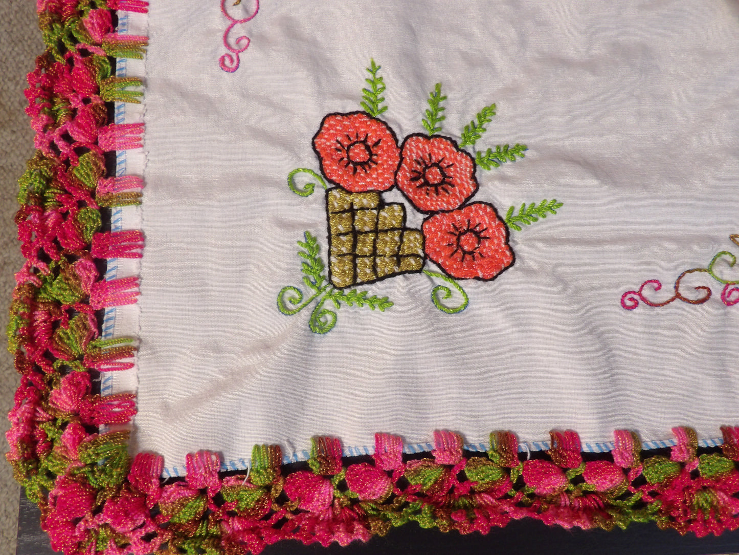 Small mexican hand embroidered linen cloths (Servilletas bordadas a mano)
