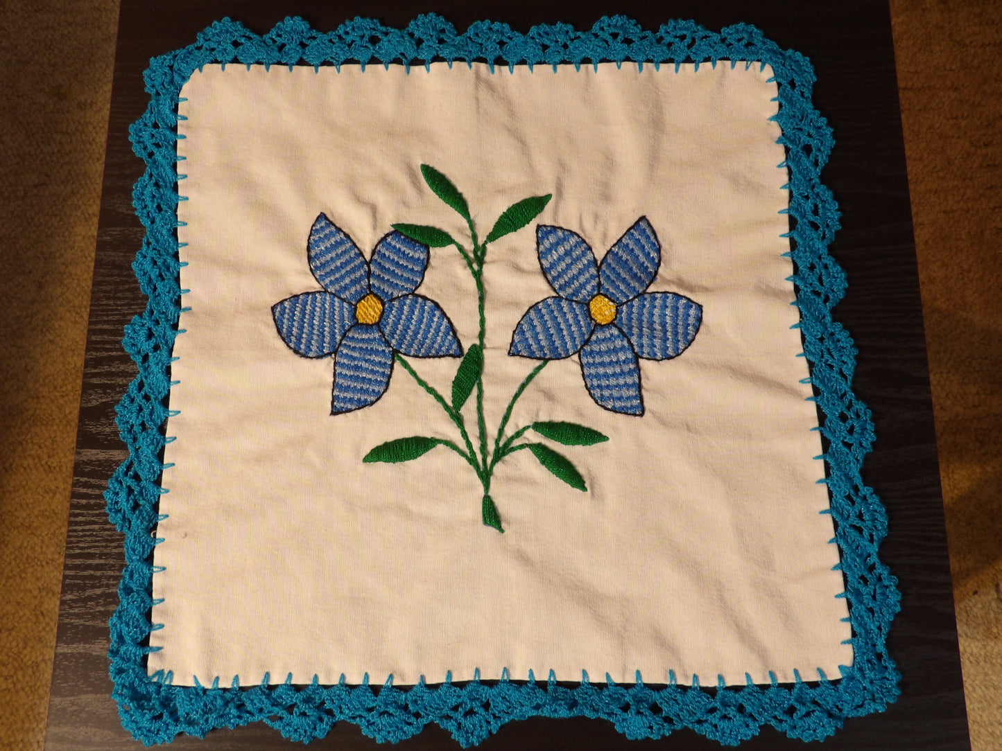 Small mexican hand embroidered linen cloths (Servilletas bordadas a mano)
