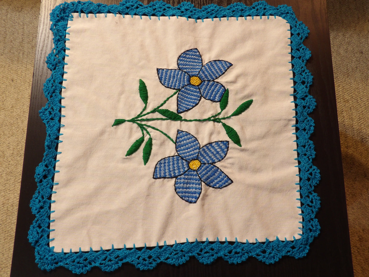 Small mexican hand embroidered linen cloths (Servilletas bordadas a mano)