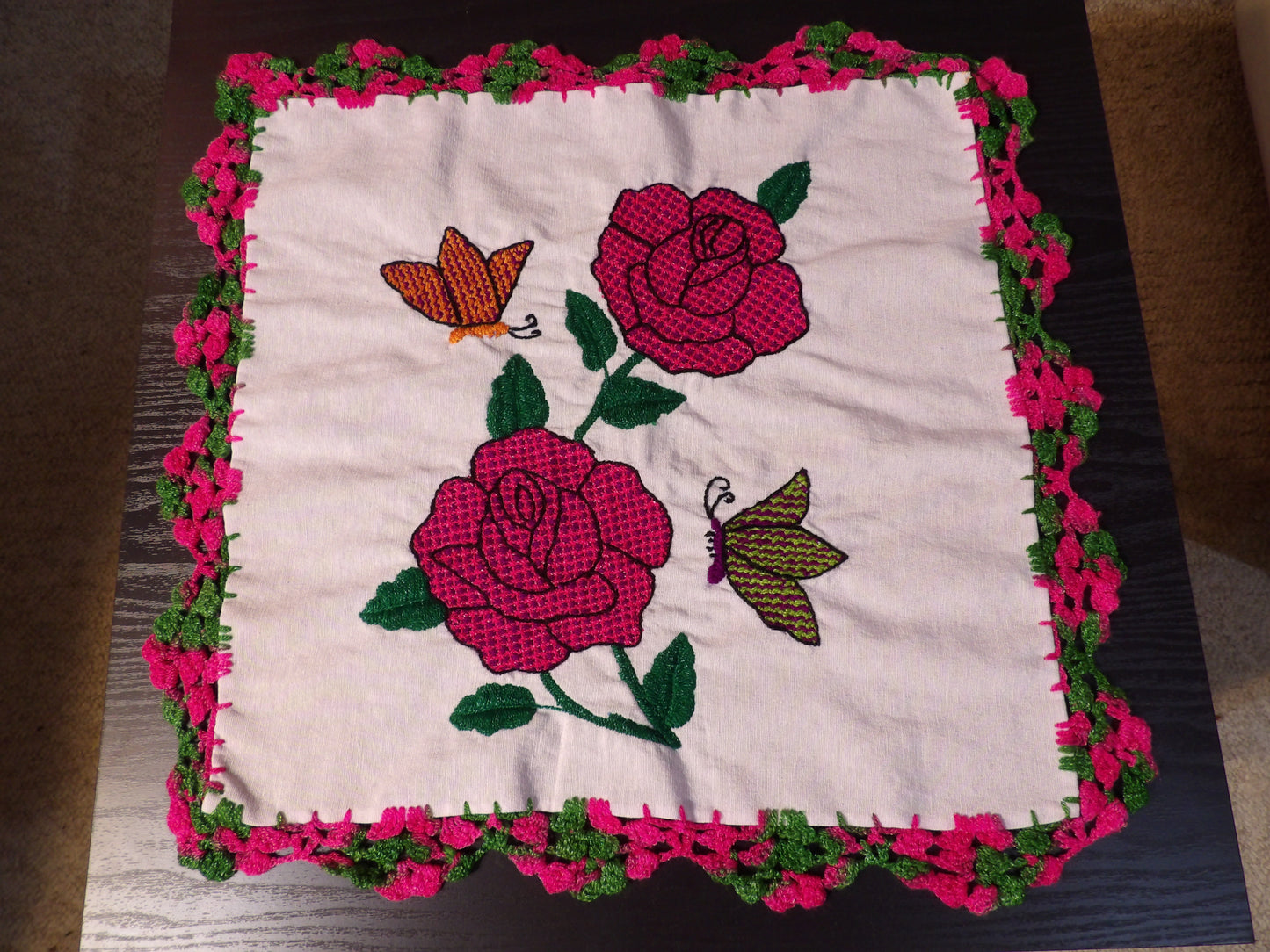 Small mexican hand embroidered linen cloths, Mexican napkins (Servilletas bordadas a mano)