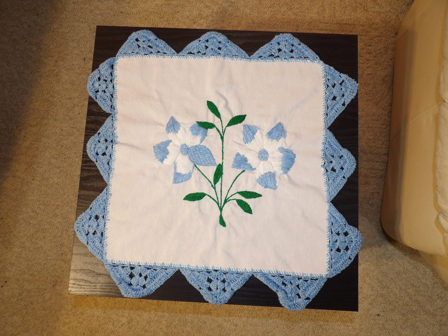 Small Mexican hand embroidered linen cloth, Mexican napkins (Servilletas bordadas a mano)